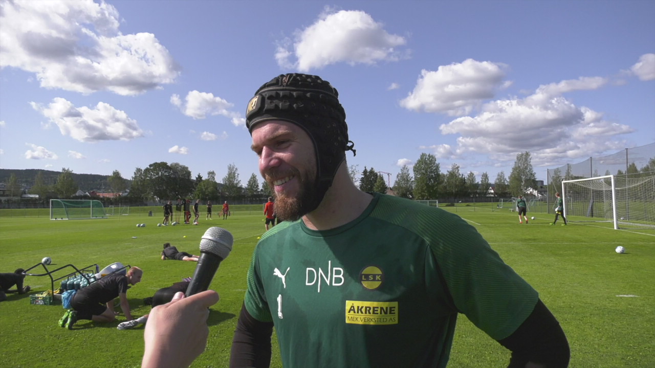 Maric tar ingen sjanser - spiller med hjelm